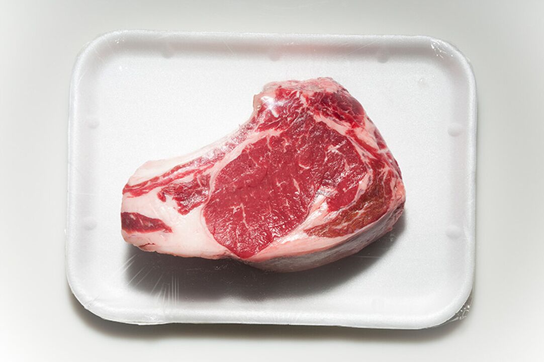 Πολλά τρόφιμα, όπως το κόκκινο κρέας, αποκλείονται από το μενού στη δίαιτα για την ουρική αρθρίτιδα. 